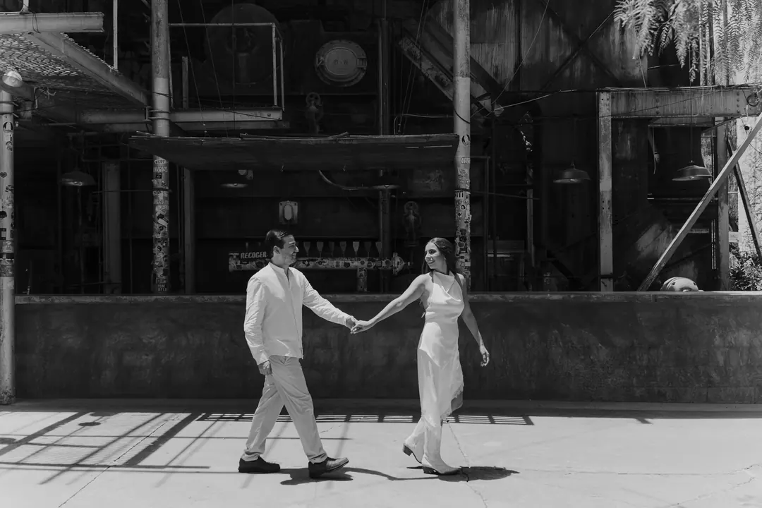 Valeria y Andrés caminando tomados de la mano